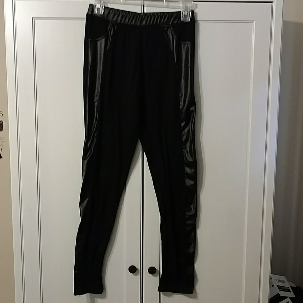 Black cotton leggings with faux leather on sides